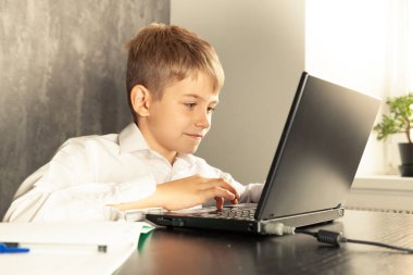 Bir okul çocuğu evde ders çalışır ve ev ödevi yapar.. 