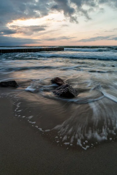 Il sole tramonta sull'orizzonte del mare — Foto Stock