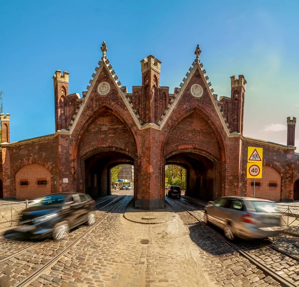 Kaliningrad Brandenburg Kapısı 'ndan arabalar geçiyor.