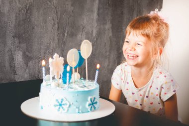 Çocuk pastadaki mumları üflüyor.. 