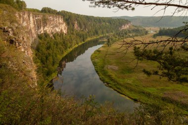 Güzel dağ manzarası. Nehir sabah. 