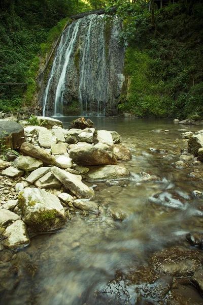 Yağmur ormanlarındaki şelale. Fırtınalı dağ nehri.