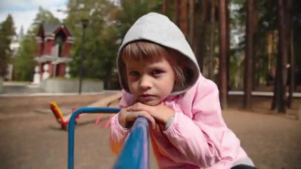 La fille tourne sur le carrousel. — Video