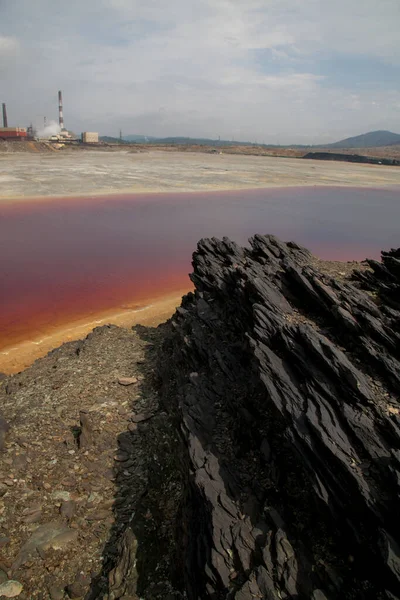 La planta contamina la naturaleza en la ciudad de Karabash — Foto de Stock