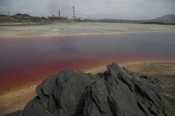 La planta vierte residuos en el agua. Catástrofe ecológica. — Foto de Stock