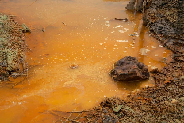 La planta vierte residuos en el agua. Catástrofe ecológica. — Foto de Stock