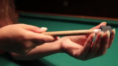  Kız akşam barda bilardo oynuyor.