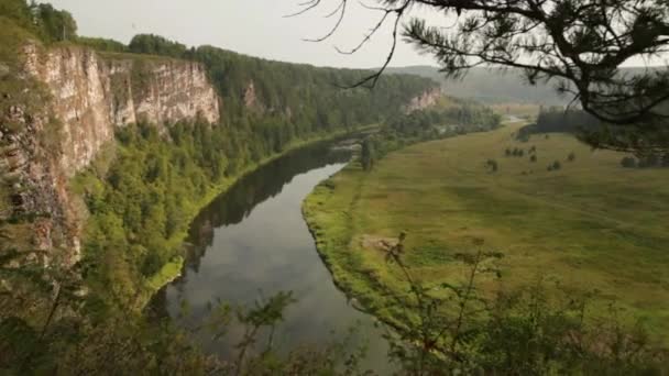 Όμορφο ορεινό τοπίο. Ποταμός το πρωί. — Αρχείο Βίντεο