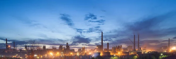 Planta grande al atardecer. Tubos de humo. Industrial —  Fotos de Stock