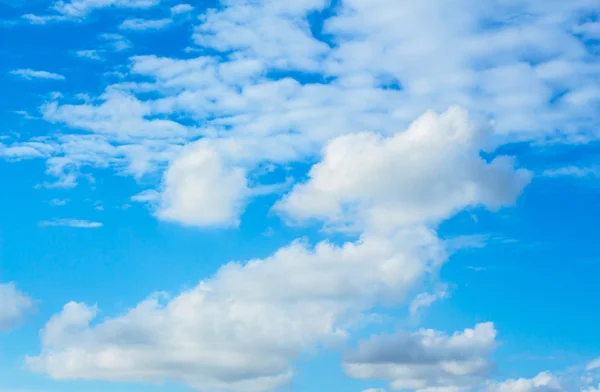 Luchtachtergrond met wolken. Stockfoto