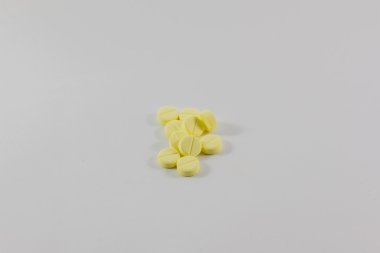 Bir doktor ilaç tedavisi.