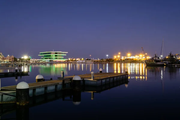 Time lapse Twilight in the port of Valencia ships skyline reflected — Stock Photo, Image