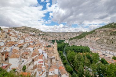 Alcala de Jucar Albacete İspanya 'nın tarihi kaya köyünün vadisinde