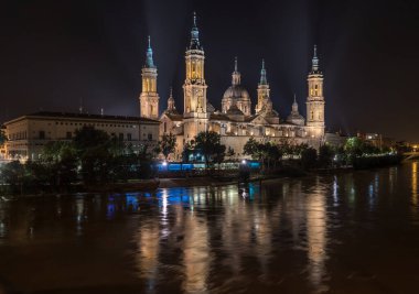 Pilar Zaragoza kudretli Ebro nehri, gece suyu yansıması Aragon İspanya