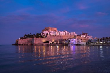 Peniscola silüeti ve İspanya Castellon 'da kale plajı günbatımı