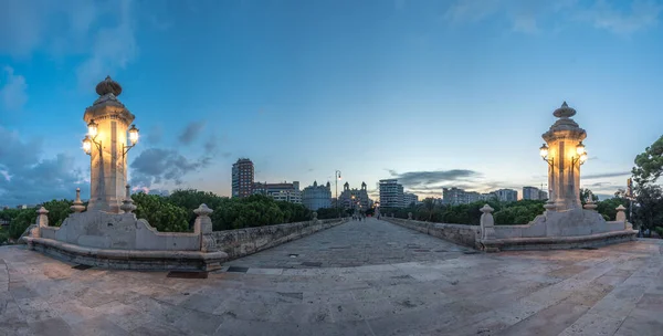 スペインのバレンシアにあるPuente del Mar Sea Bridgeは1598年に建てられました。 — ストック写真