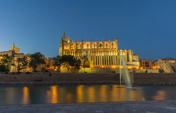 Coucher de soleil de la cathédrale de Palma de Majorque, reflété dans l'eau. — Photo