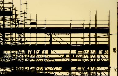 İnşaat iskelesinin silueti