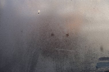 Nem yoğunlaşma problemleri, sıcak su buharı soğuk pencere camında yoğunlaşmış.