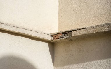 Dış bina korniş ayrımı. Mimari sorunlar. Tuğla ve çimento karavanı görünüyor.