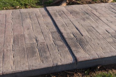 Genişleme eklemli beton kaldırım döşeme, tahta döşeme, döşeme döşeme döşemesi döşeme döşemesi, ahşap çizgilerle dekoratif beton döşeme.