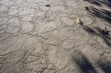 Dışarıdaki beton kaldırım, düz kayalar ve yuvarlak kenarlı taşlar, döşeme döşemesi dış, dekoratif gri renk ve çimento kaldırım dokusu.