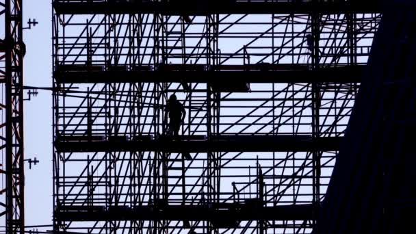 Construction site and workers silhouette — Stock Video