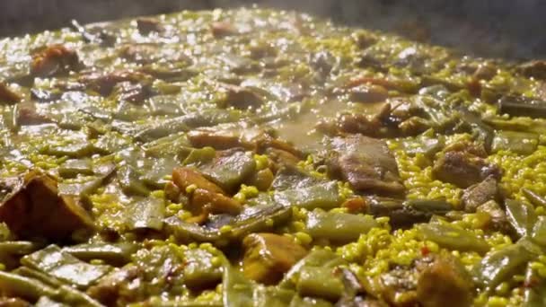 Cuisiner la paella valencienne. Cuisine typique de la Communauté Valencienne en Espagne — Video