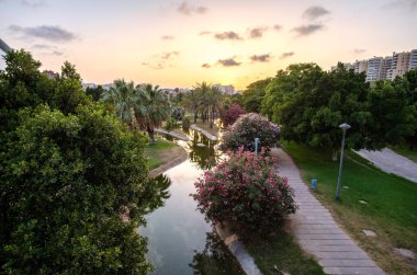 Valencia 'daki Turia River Bahçeleri' nin spor ve eğlence alanı.