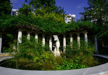 Jardines del Real, Viveros Valencia, Turia Nehri 'nin eski kurumuş nehir yatağının yanında ağaçların arasında yürü.