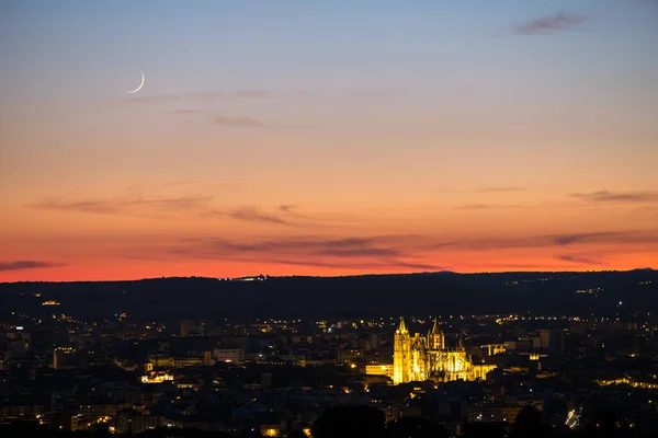 Coucher de soleil avec vue panoramique sur la lune de la ville de Léon Espagne — Photo