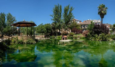 İspanya, Ayora 'da küçük bir meydanda eski evler