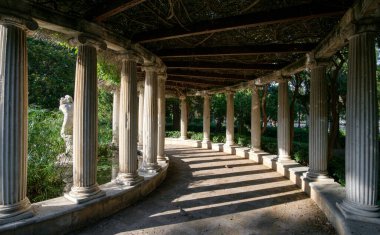 Jardines del Real, Viveros Valencia, Turia Nehri 'nin eski kurumuş nehir yatağının yanında ağaçların arasında yürü.