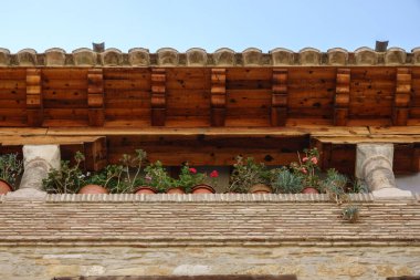 Eski İspanyol binası klasik ev geleneksel, tavanda ahşap saçaklar.