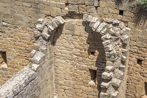 Interior arruinado de un antiguo castillo medieval, parte del techo de bóveda de medio cañón — Foto de Stock