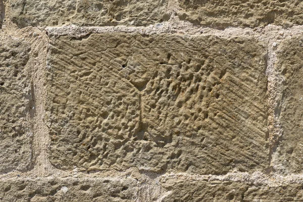 Деталь муру, збудований з блоків різьбленого каменю. — стокове фото