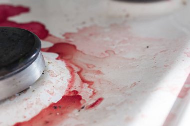 Ev işi, temizlik ve temizlik konsepti. Evdeki pislik. Mutfakta kirli gaz ocağı var. Kırmızı çorba çamuru. Gaz ocağındaki soyut sanat eserleri. Seçici ve yumuşak odak.