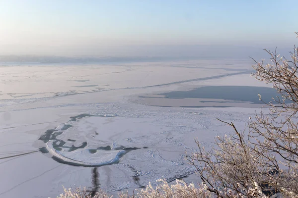 Inverno congelato fiume Volga vicino a Samara. Paesaggio invernale sulla riva del fiume. Inverno russo. Concentrazione morbida — Foto Stock