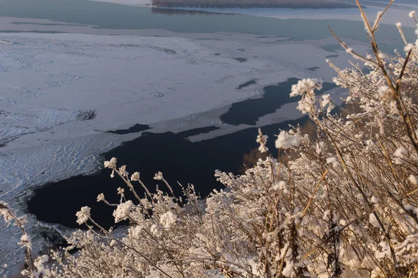 Inverno congelato fiume Volga vicino a Samara. Paesaggio invernale sulla riva del fiume. Inverno russo. Concentrazione morbida — Foto Stock