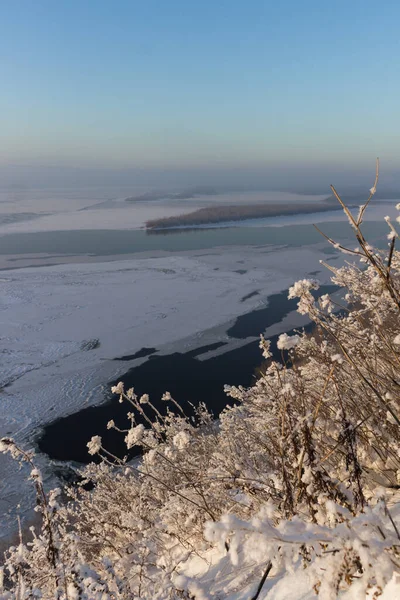 Die winterlich zugefrorene Wolga bei Samara. Winterlandschaft am Ufer des Flusses. Russischer Winter. Weicher Fokus — Stockfoto