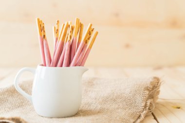 çilek aromalı bisküvi sopayla
