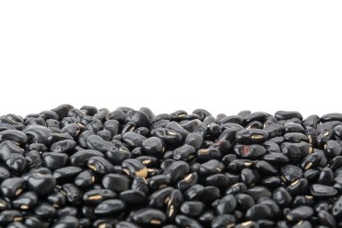 Beyaz arkaplanda siyah fasulye