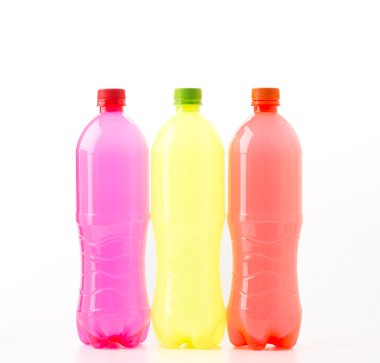 Beyaz arka planda bir şişe meşrubat.