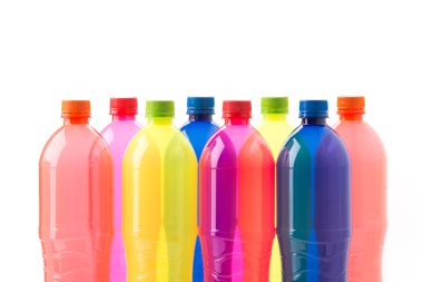 Beyaz arka planda bir şişe meşrubat.