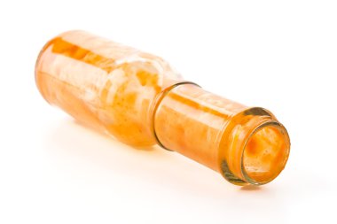 beyaz zemin üzerine sosu şişe