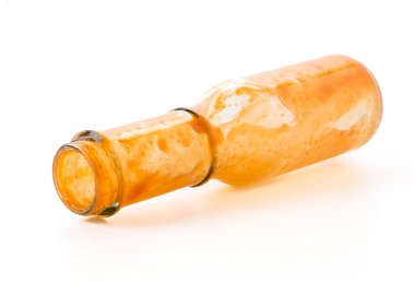 beyaz zemin üzerine sosu şişe