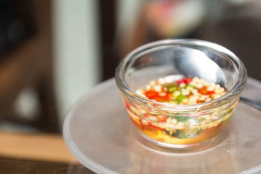 Acı biber ve balık sosu.