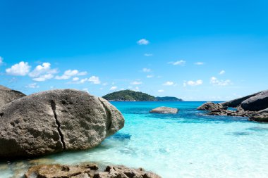 Deniz ve rock mavi gökyüzü 