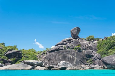 Koh Similan No.8 Adası'nın Simil yelkenli tekne Rock landmark ile
