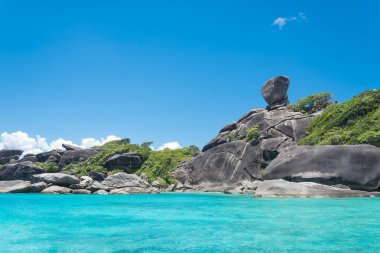 Koh Similan No.8 Adası'nın Simil yelkenli tekne Rock landmark ile